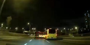 Başakşehir’de makas atan otomobil 2 otobüse çarptı