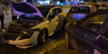 Kartal’da kontrolden çıkan otomobil park halindeki araçlara çarptı: 2 yaralı