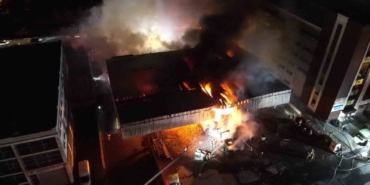 Başakşehir’de sevkiyat deposu alev alev yandı