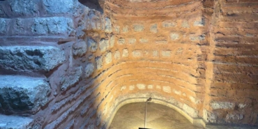 Sirkeci’de bir iş hanının altındaki 900 yıllık Roma Kilisesi kalıntısı sergileniyor