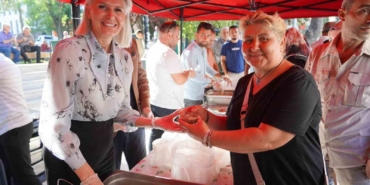 Başkan Subaşı vatandaşlara helva ikram etti
