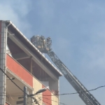 Avcılar’da bir binanın çatısında çıkan yangın 3 binaya sıçradı