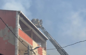 Avcılar’da bir binanın çatısında çıkan yangın 3 binaya sıçradı