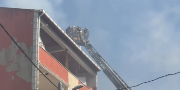 Avcılar’da bir binanın çatısında çıkan yangın 3 binaya sıçradı