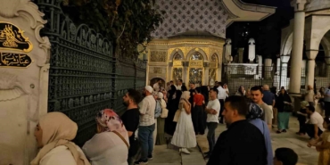 Mevlid Kandili’nde vatandaşlar Eyüpsultan Camii’ne akın etti