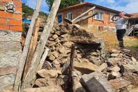 Balıkesir’de 4.9 büyüklüğünde depremde 2 metruk evde çökmeler meydana geldi