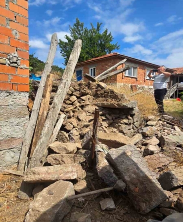 Balıkesir’de 4.9 büyüklüğünde depremde 2 metruk evde çökmeler meydana geldi
