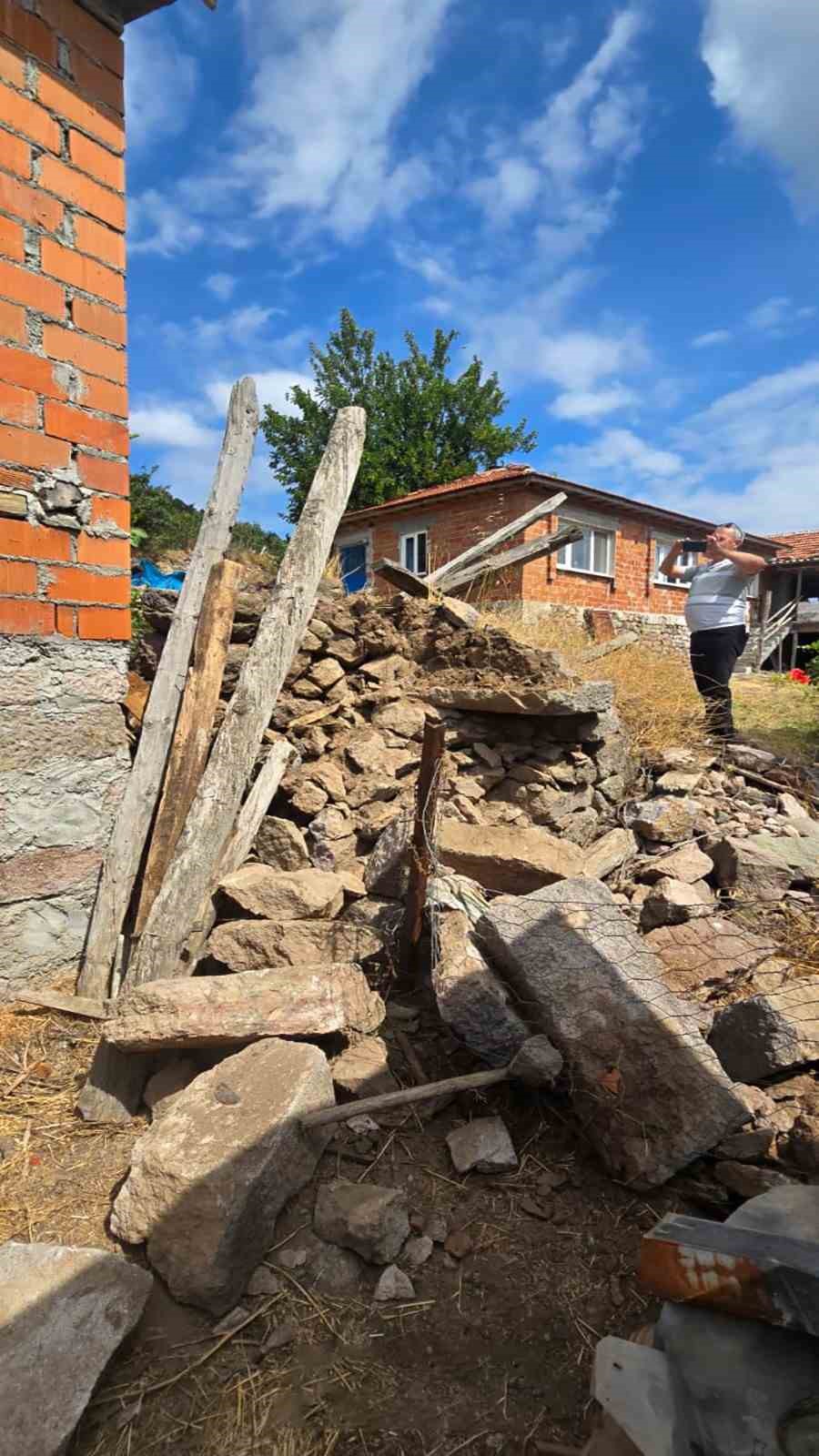 Balıkesir’de 4.9 büyüklüğünde depremde 2 metruk evde çökmeler meydana geldi