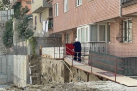 Bahçelievler’deki inşaat, yan binanın girişinde çökmeye neden oldu