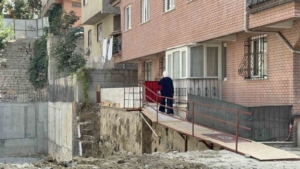 Bahçelievler’deki inşaat, yan binanın girişinde çökmeye neden oldu