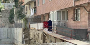 Bahçelievler’deki inşaat, yan binanın girişinde çökmeye neden oldu