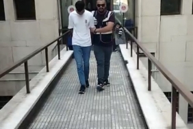 Polisi gören firari, çimlere yatıp ölü taklidi yaptı