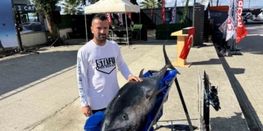 Avladığı orkinosları düzenlediği festivalle çocuklara ikram etti