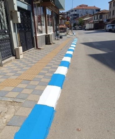 Pazaryeri kaldırımlarına mavi-beyaz dokunuş