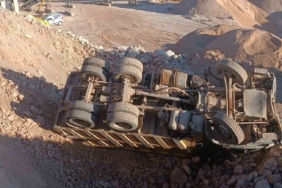 Bursa’da kontrolden çıkan hafriyat kamyonu devrildi