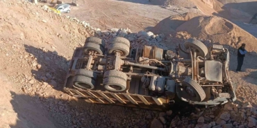 Bursa’da kontrolden çıkan hafriyat kamyonu devrildi