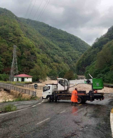 Çoruh EDAŞ, sel felaketinin ardından onarım için sahada