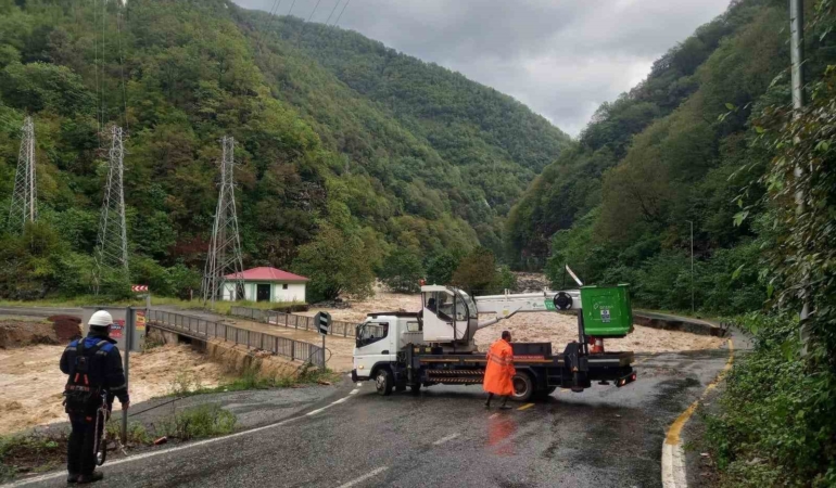 Çoruh EDAŞ, sel felaketinin ardından onarım için sahada