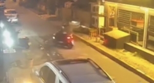 Sarıyer’de kasaba silahlı saldırı kamerada: 2’si çocuk yaşta 3 şüpheli yakalandı