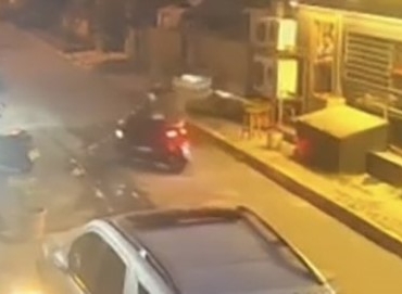 Sarıyer’de kasaba silahlı saldırı kamerada: 2’si çocuk yaşta 3 şüpheli yakalandı