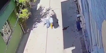 Bursa’da sokak ortasında dehşet... 3 kadın, kucağında çocuğu olan anneyi tekme tokat dövdü