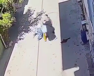 Bursa’da sokak ortasında dehşet... 3 kadın, kucağında çocuğu olan anneyi tekme tokat dövdü