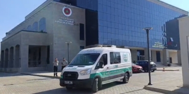 Ellerini ve yüzünü balıklar yemiş...