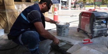 Tarihi caminin kırık taşları ve zemini onarılıyor