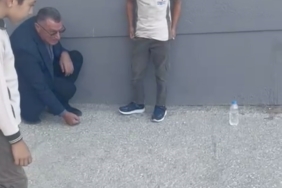 Okul müdürü, öğrencilerle bahçede misket oynadı