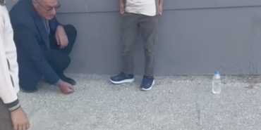 Okul müdürü, öğrencilerle bahçede misket oynadı