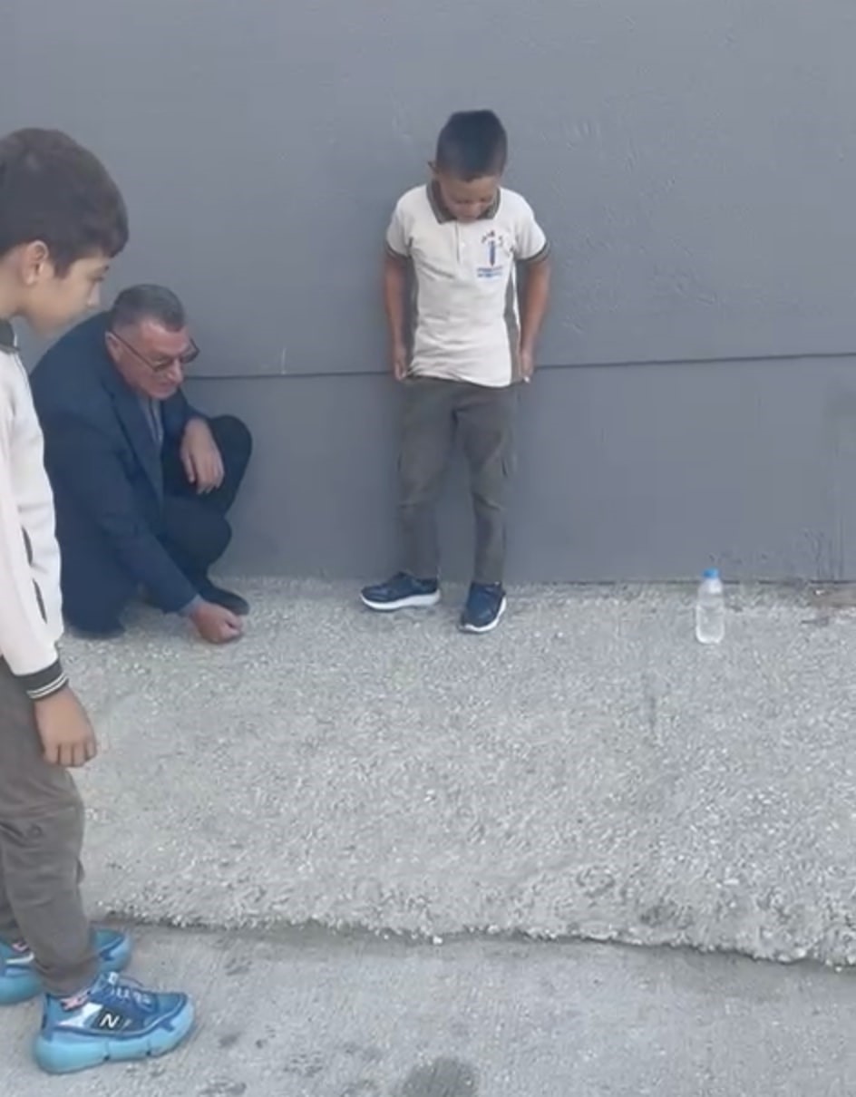 Okul müdürü, öğrencilerle bahçede misket oynadı