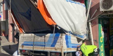Üsküdar’da kamyonet ganyan bayisine girdi