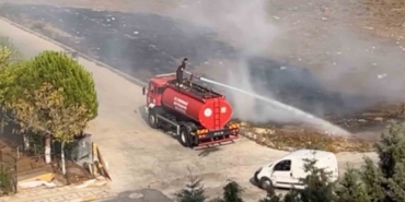 Çocukların çıkardığı yangını itfaiye söndürdü