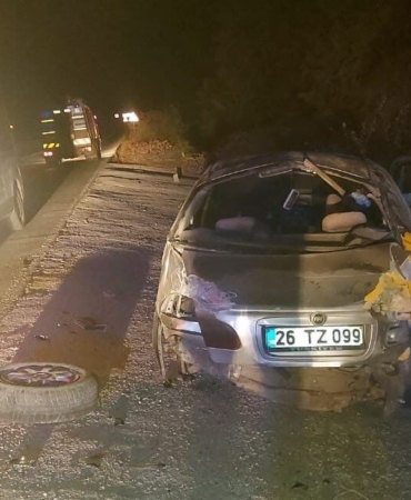 Kontrolden çıkan otomobil beton zemine çarptı: 2 kişi yaralandı