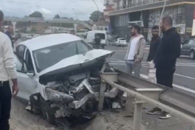 Otomobil bariyerlere saplandı, facianın eşiğinden dönüldü