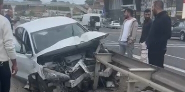 Otomobil bariyerlere saplandı, facianın eşiğinden dönüldü