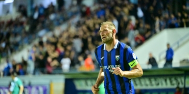 Sedat Cengiz sahneye çıktı Karacabey seriyi 3 maça çıkardı