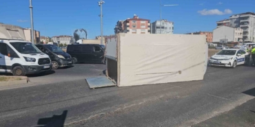 Çerkezköy’de virajı alamayan kamyonet devrildi