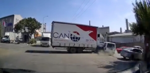 Arnavutköy’de aksiyon filmlerini aratmayan kaza: Kamyon araca çarptı, metrelerce sürükledi