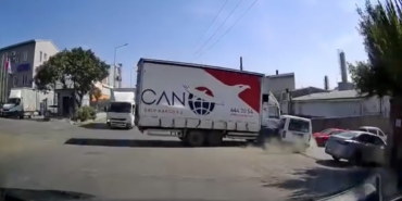 Arnavutköy’de aksiyon filmlerini aratmayan kaza: Kamyon araca çarptı, metrelerce sürükledi