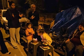 Deprem çadırında doğum günü sürprizi