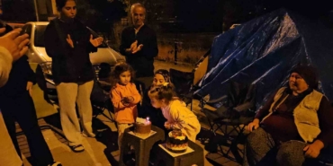 Deprem çadırında doğum günü sürprizi