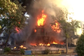 Bağcılar Mahmutbey Mahallesi’nde bulunan İstanbul Toptancılar Çarşısı’ndaki (İSTOÇ) bir iş yerinde yangın çıktı. İhbar üzerine bölgeye çok sayıda itfaiye ekibi yönlendirildi.