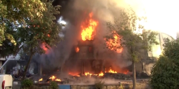 Bağcılar Mahmutbey Mahallesi’nde bulunan İstanbul Toptancılar Çarşısı’ndaki (İSTOÇ) bir iş yerinde yangın çıktı. İhbar üzerine bölgeye çok sayıda itfaiye ekibi yönlendirildi.