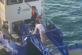 Galata Köprüsü’nden denize düşen kadını, peşinden atlayan vatandaş kurtardı