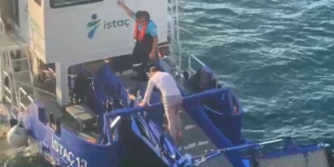Galata Köprüsü’nden denize düşen kadını, peşinden atlayan vatandaş kurtardı