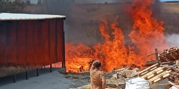 Tekirdağ’da palet fabrikasından alevler yükseldi: Yüzlerce palet alev alev yandı