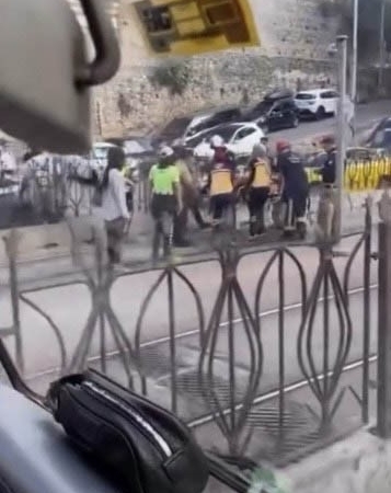 Beyoğlu’nda tramvayın yayaya çarptığı anlar kamerada