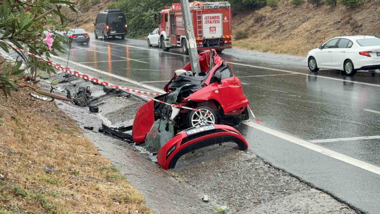 Eyüpsultan’da sağanak yağış nedeniyle kayan yolda direğe çarptı, hayatını kaybetti