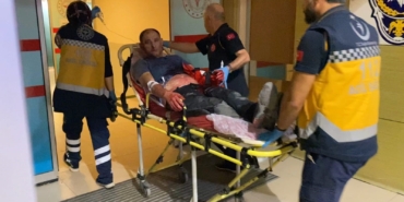 Kızlara rahatsızlık verdiği öne sürülen alkollü şahıs 3 kişi tarafından bıçaklandı